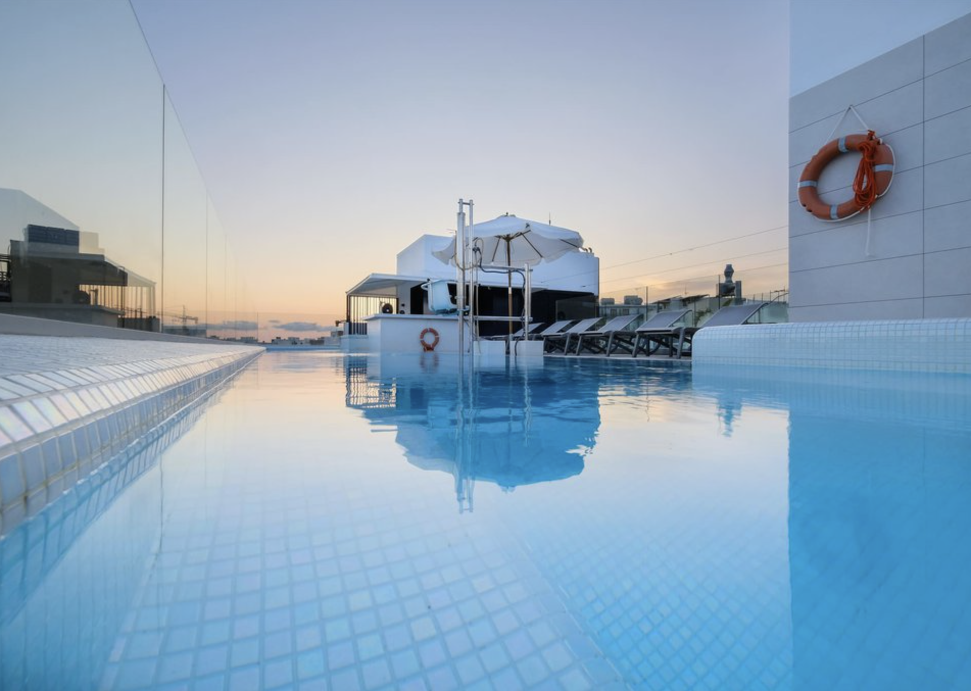 Piscina y zonas comunes del hotel