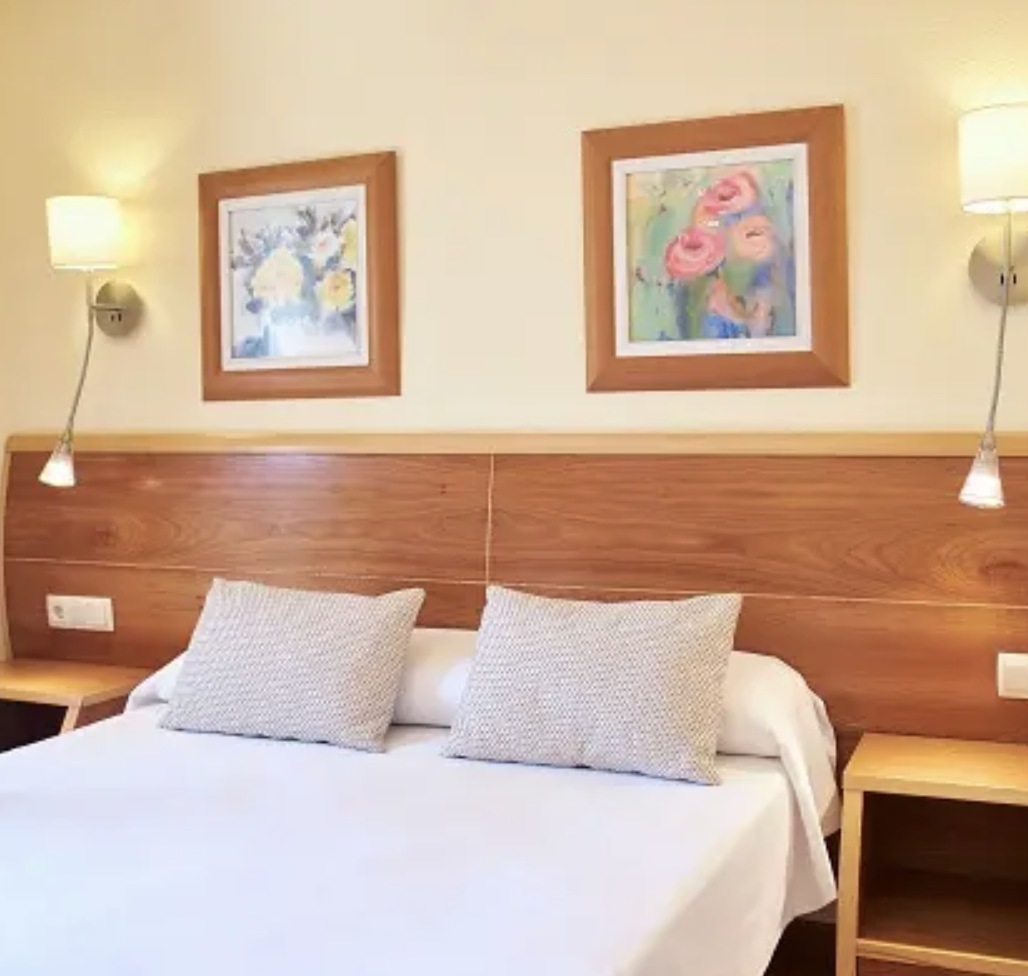 Hotel Invisa La Cala en el centro de Santa Eulalia, junto a la playa